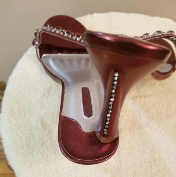 Red high heel - Picture 3 of 4